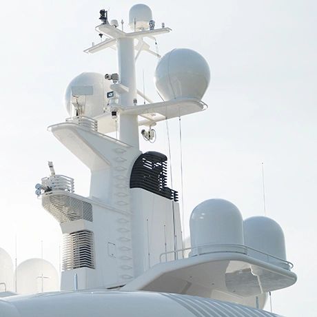 Ship navigation mast and radar equipment